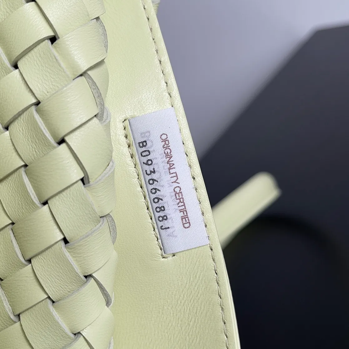 Batch 2860 Classic returns... (large size 51cm) • Cabat, born in 2001, is one of the most iconic styles of the Bottega Veneta workshop. The whole bag is made of top-grade imported lambskin. There is no exposed logo on the whole bag, but with the classic wide woven elements, you can tell who it belongs to at a glance! Can be carried on one shoulder, very practical! Style number: 608811 Size: 51*18*28